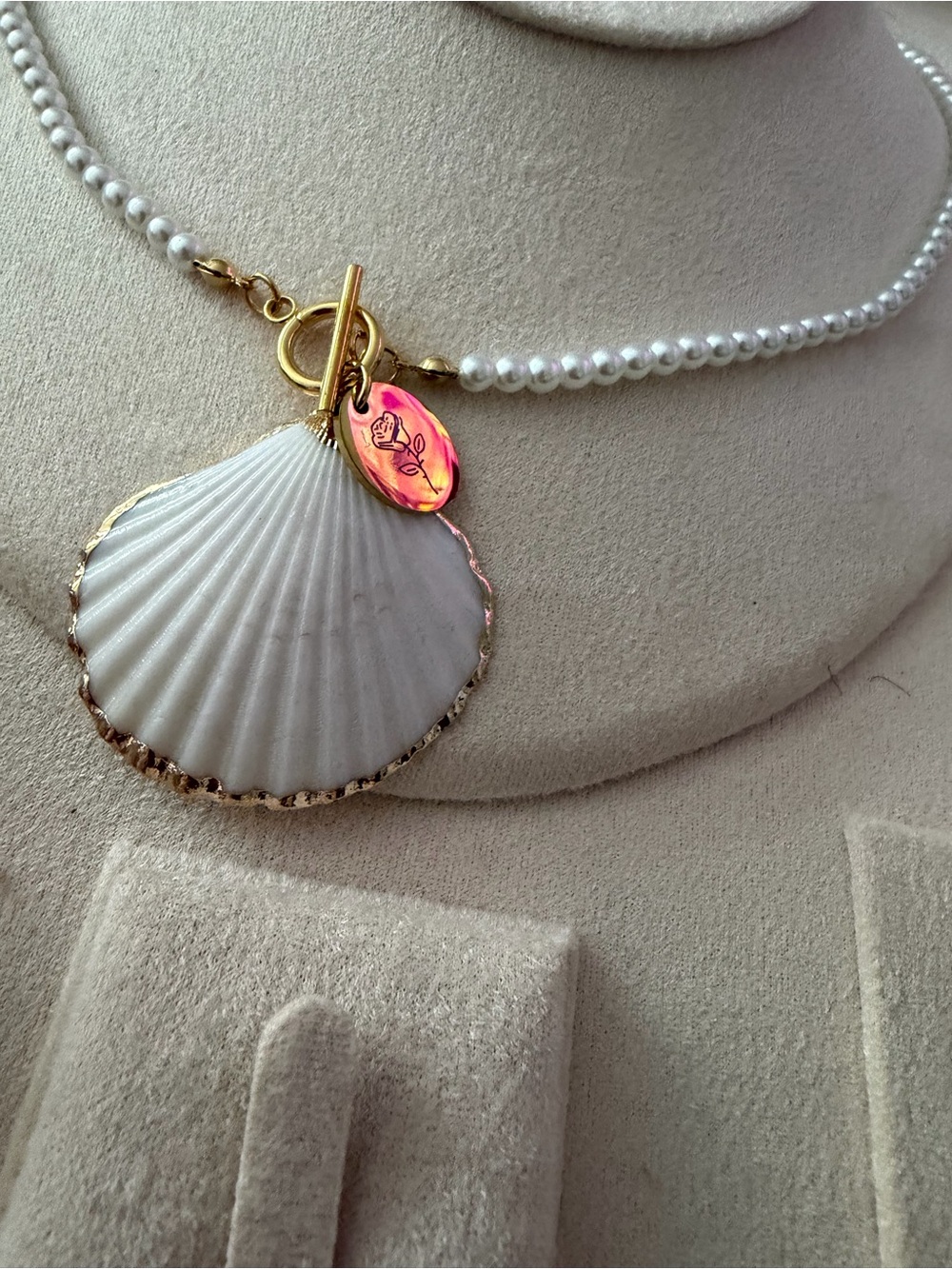 Gold-Trim White Shell Pendant Pearl Necklace